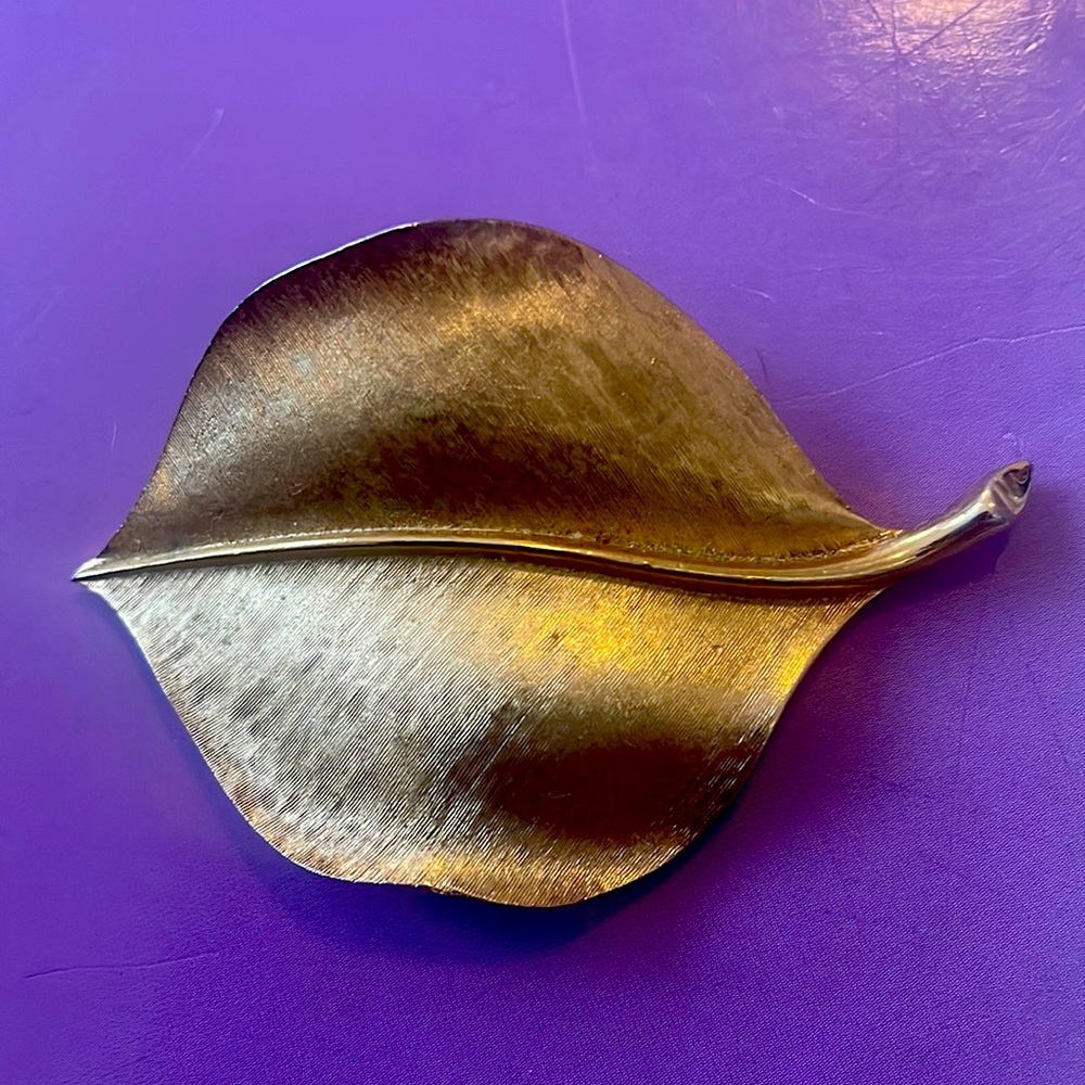 Crown Trifari vintage leaf brooch pin up